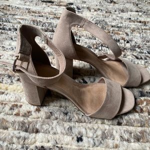 Beige Heels Old Navy-Never worn